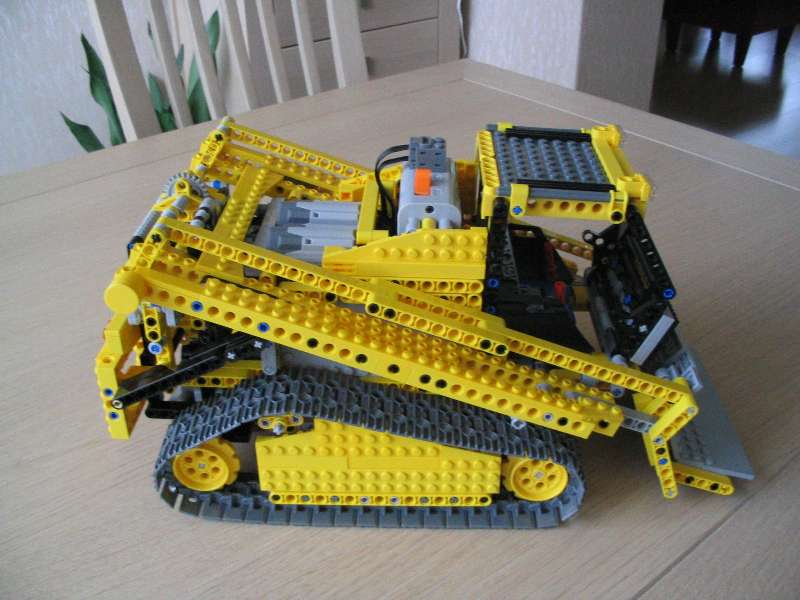 lego_8275trackedloader_005.jpg