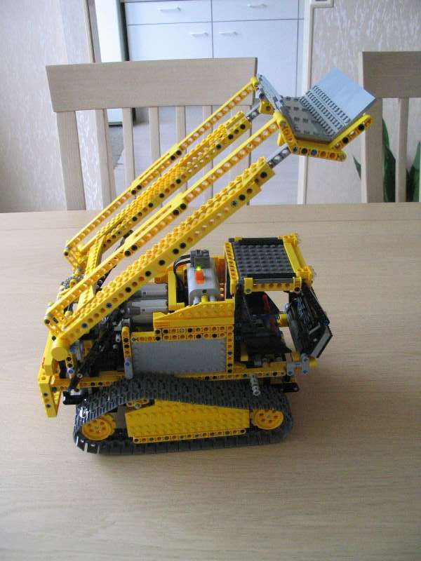 lego_8275trackedloader_007.jpg