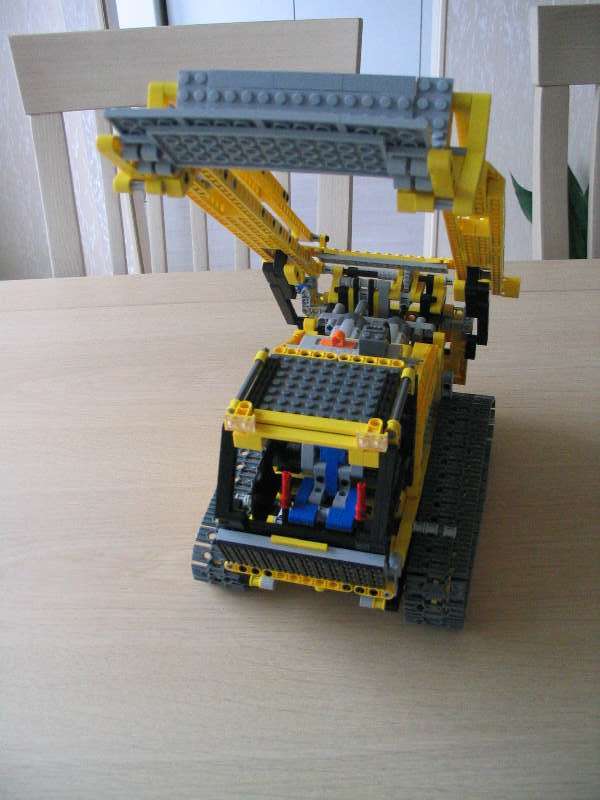 lego_8275trackedloader_009.jpg