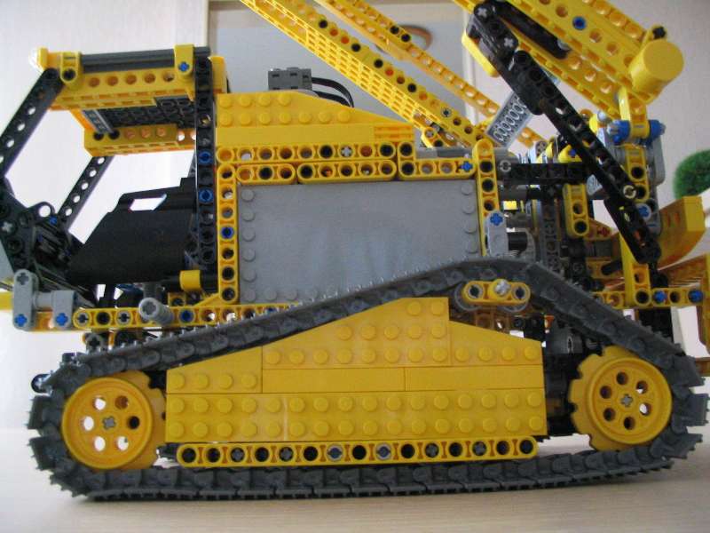 lego_8275trackedloader_010.jpg