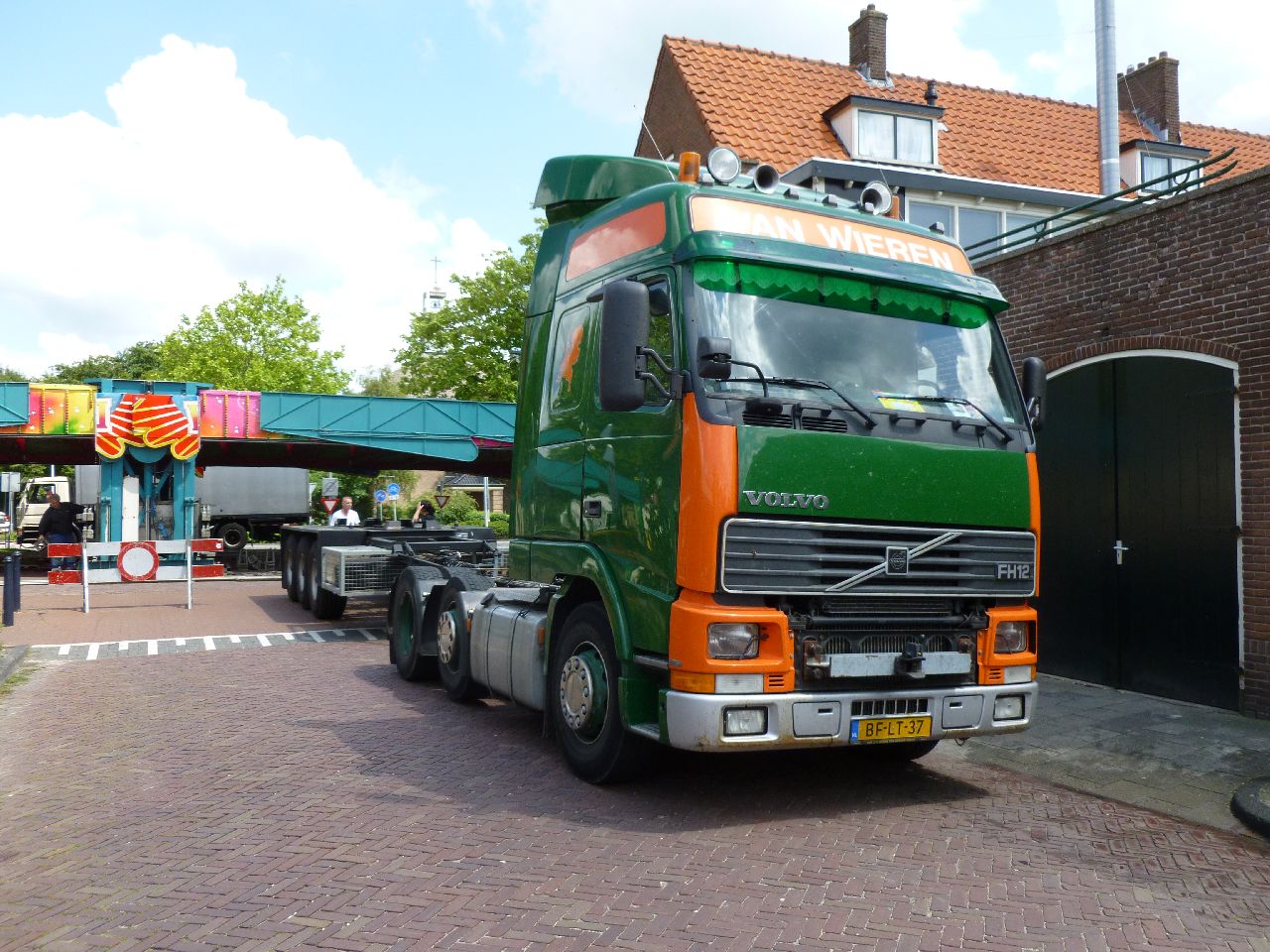 volvo008.jpg