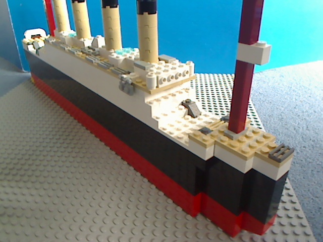02_titanic_closeup.jpg