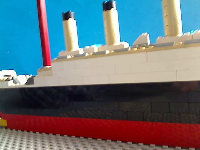 08_titanic_side_closeup.jpg