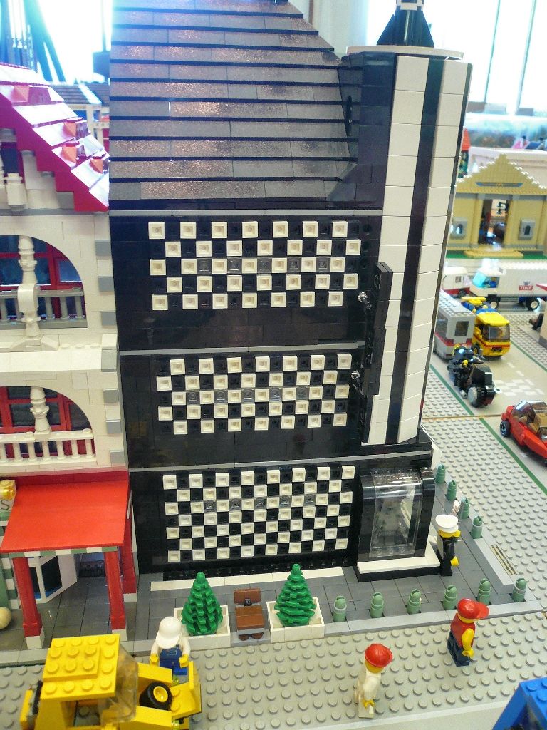 mutchy_2tonebldg_mty_01.jpg