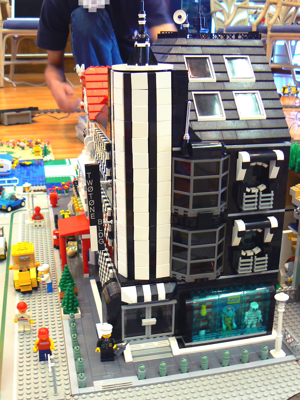 mutchy_twotone-building_edge_02.jpg