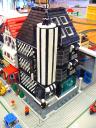mutchy_twotone-building_edge_01.jpg