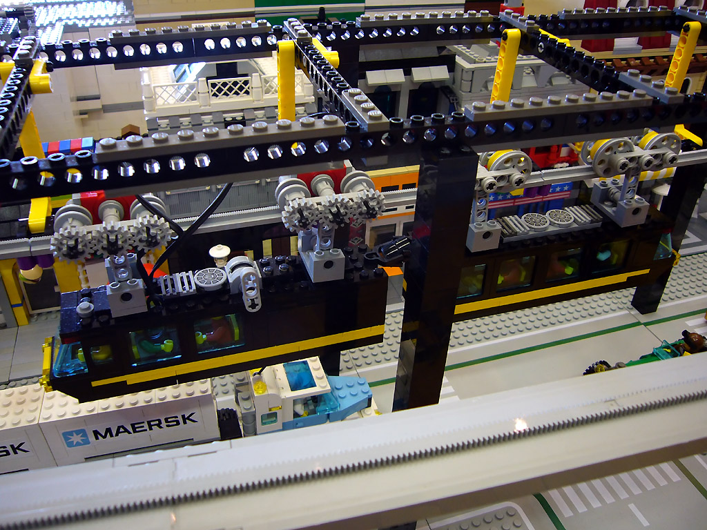 uda_monorail_edge_01.jpg