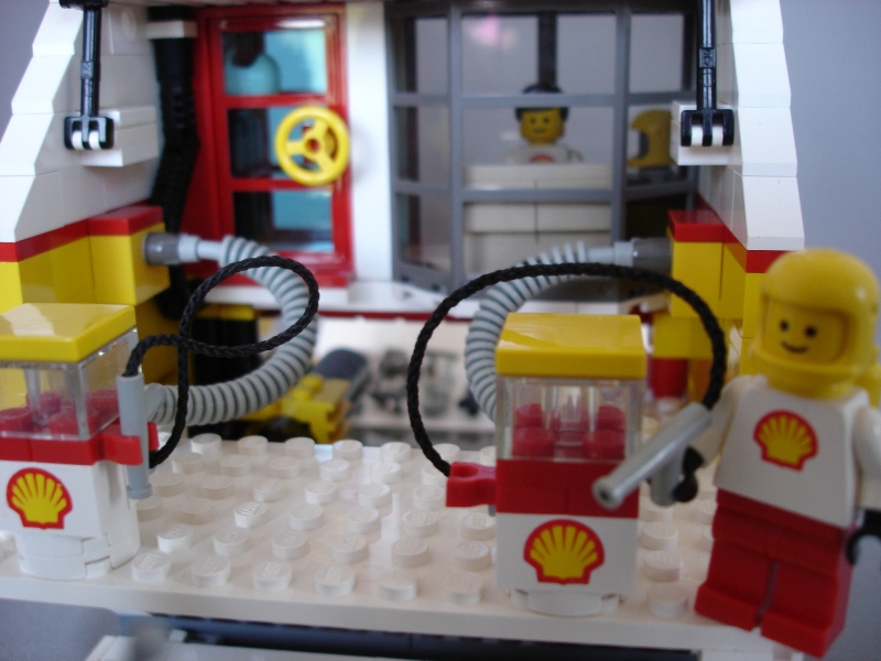 fujita_gasstation_ft_790.jpg
