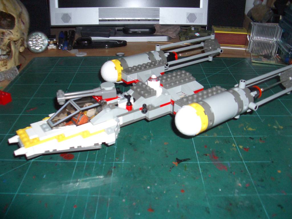 lego_light_up_y-wing_01.jpg