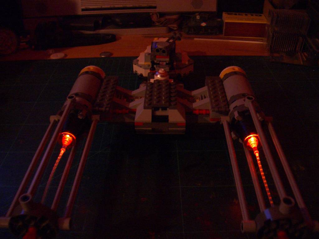 lego_light_up_y-wing_02.jpg