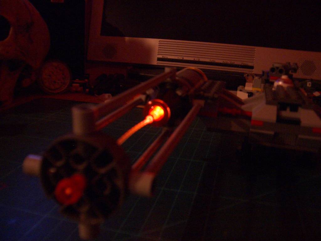 lego_light_up_y-wing_03.jpg