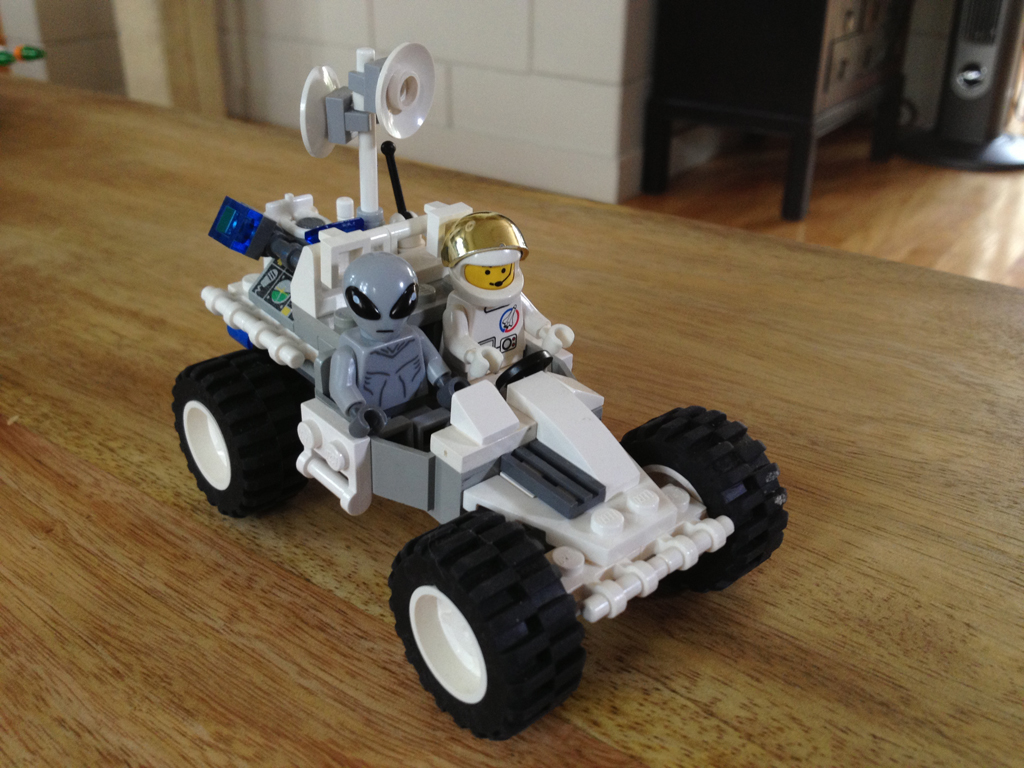 space_rover_02_front_3quarter_02.jpg