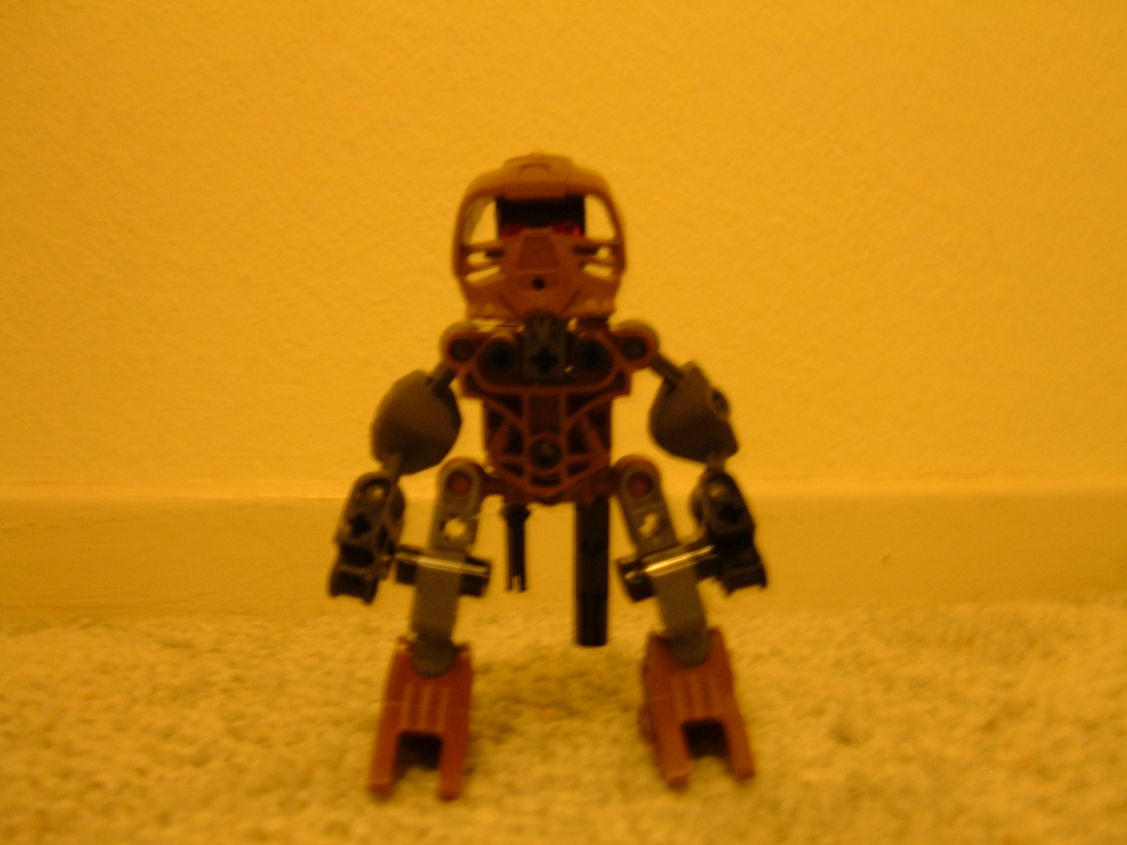 brown_matoran_with_weapons_005.jpg