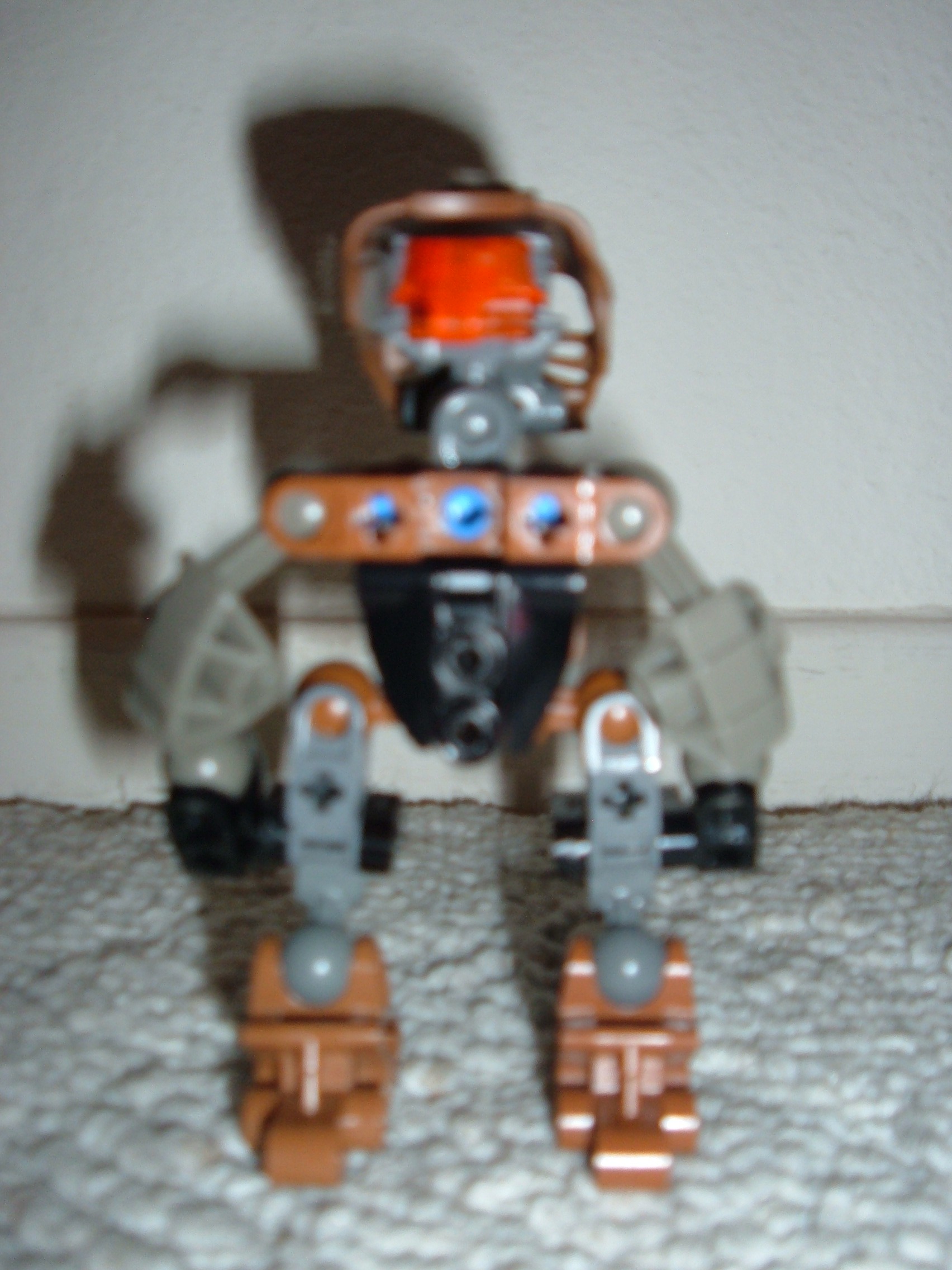brown_matoran_with_weapons_008.jpg