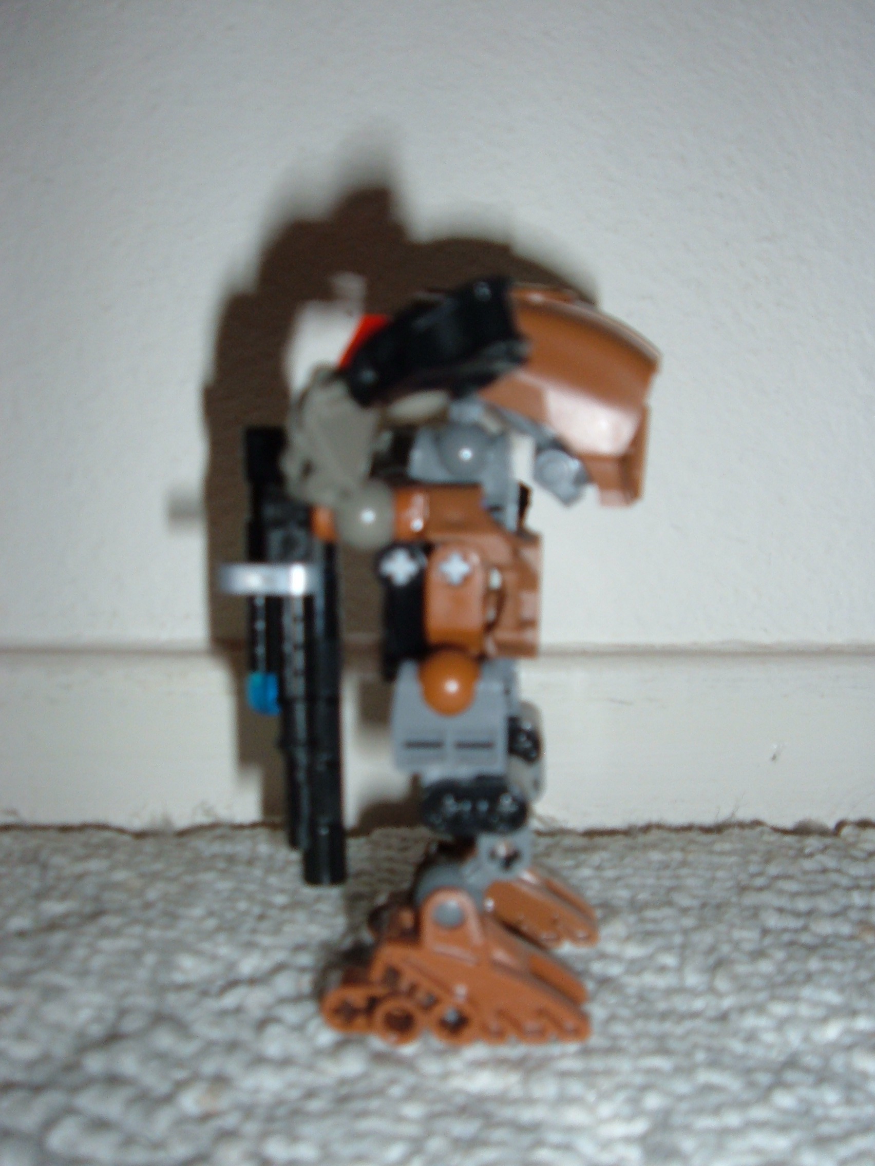 brown_matoran_with_weapons_010.jpg