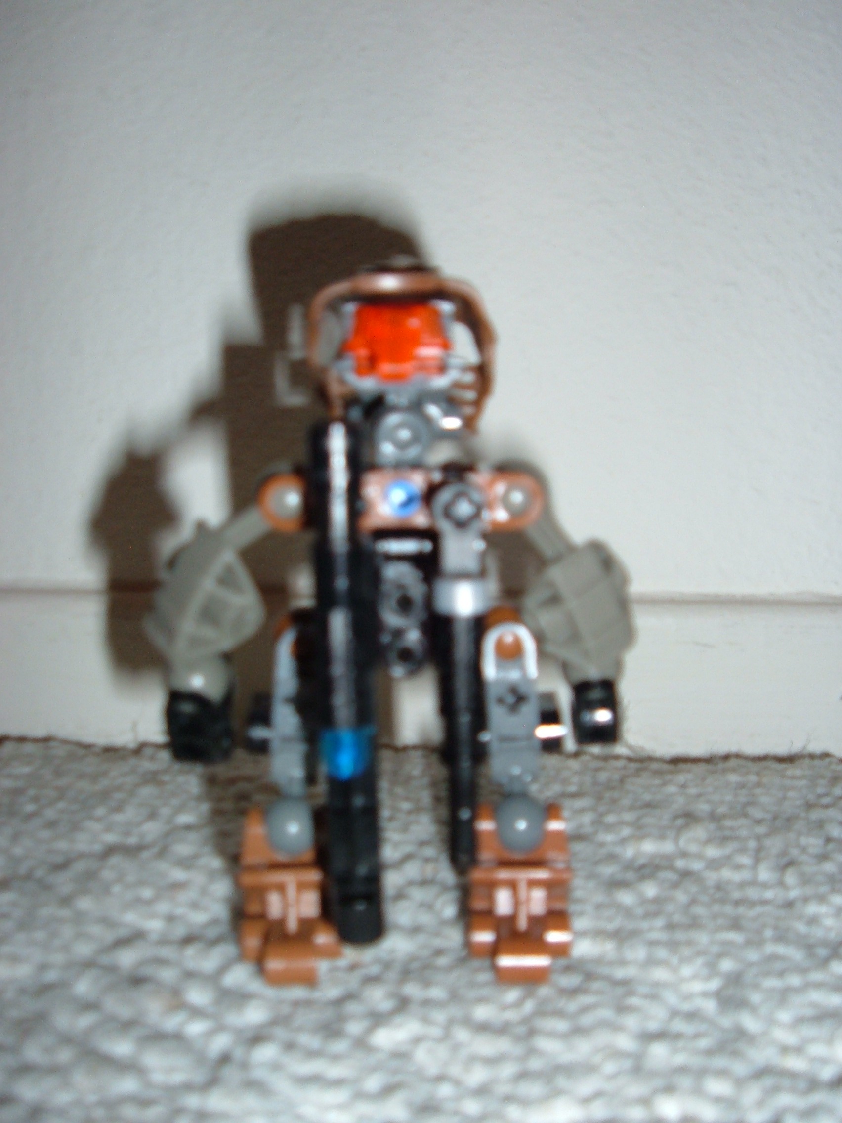 brown_matoran_with_weapons_013.jpg