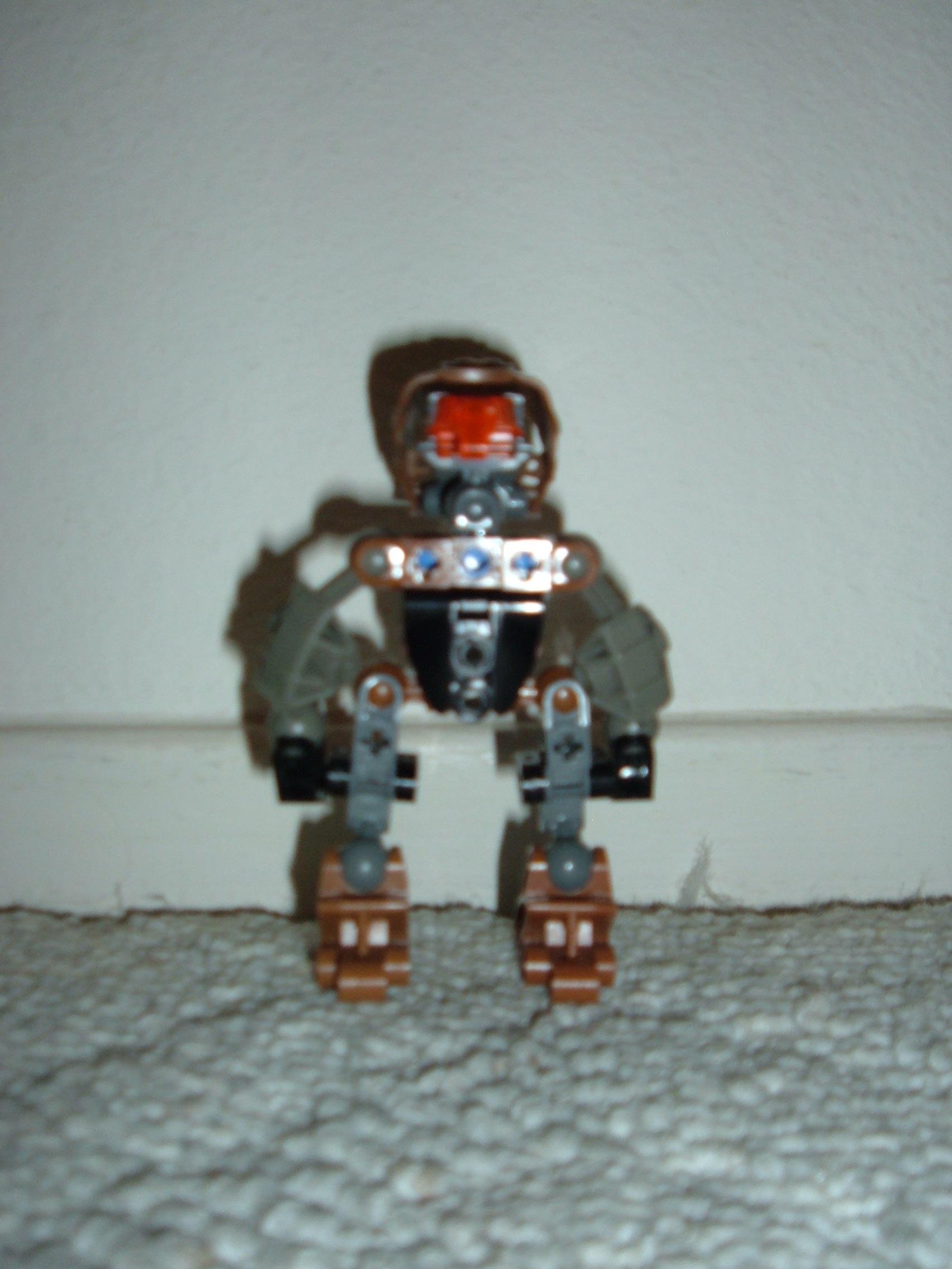 brown_matoran_with_weapons_014.jpg