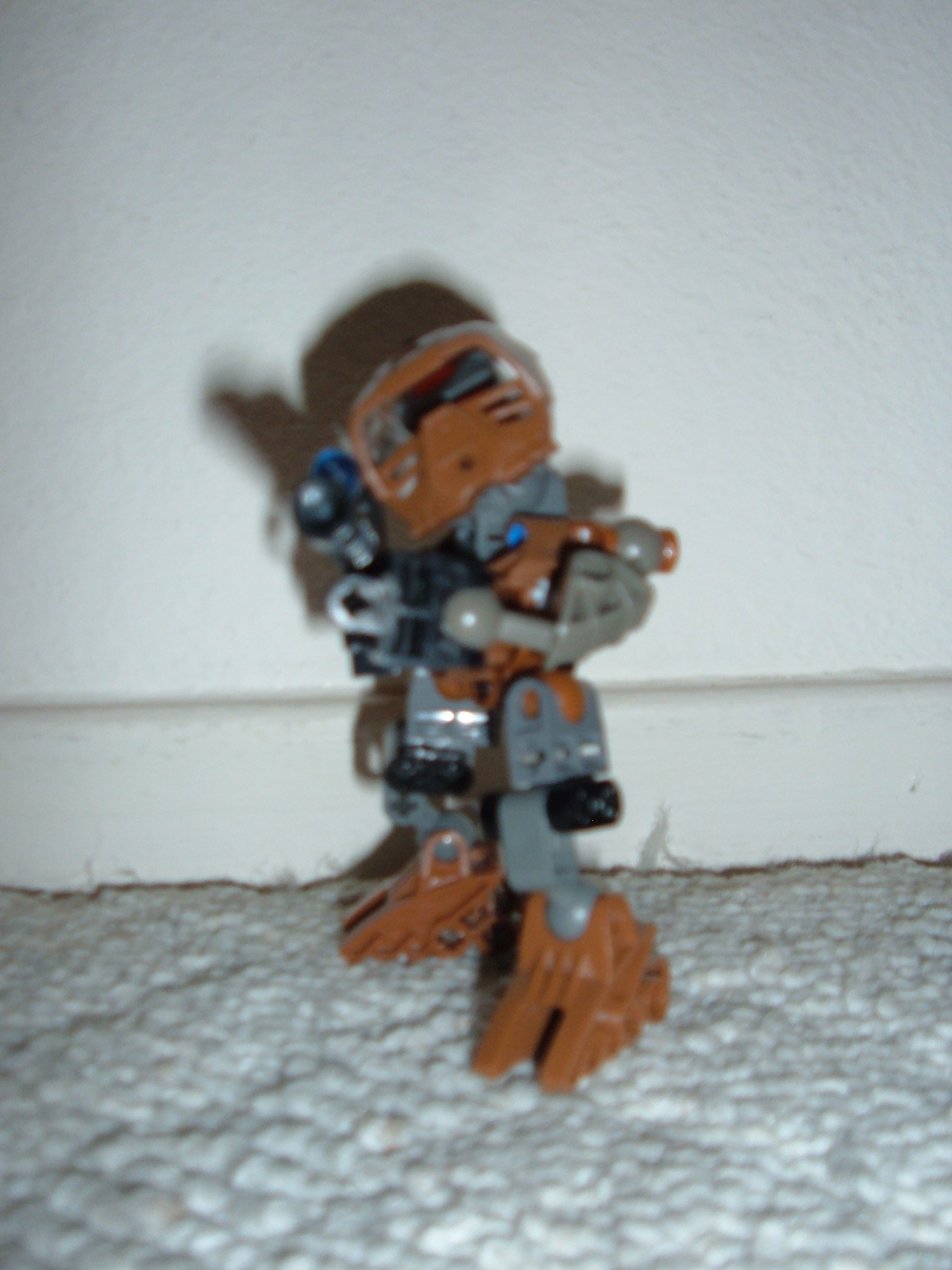 brown_matoran_with_weapons_018.jpg
