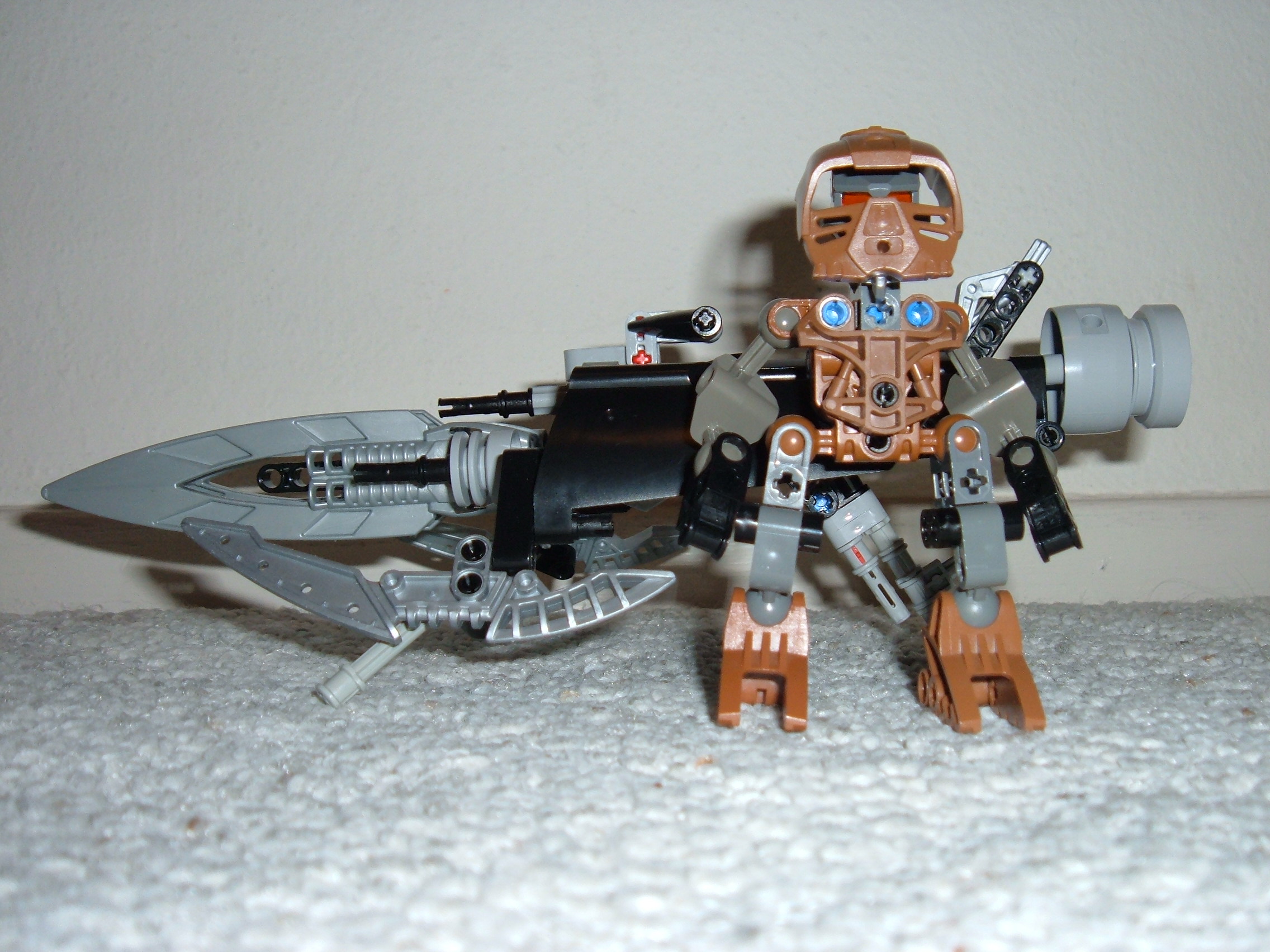 brown_matoran_with_weapons_019.jpg