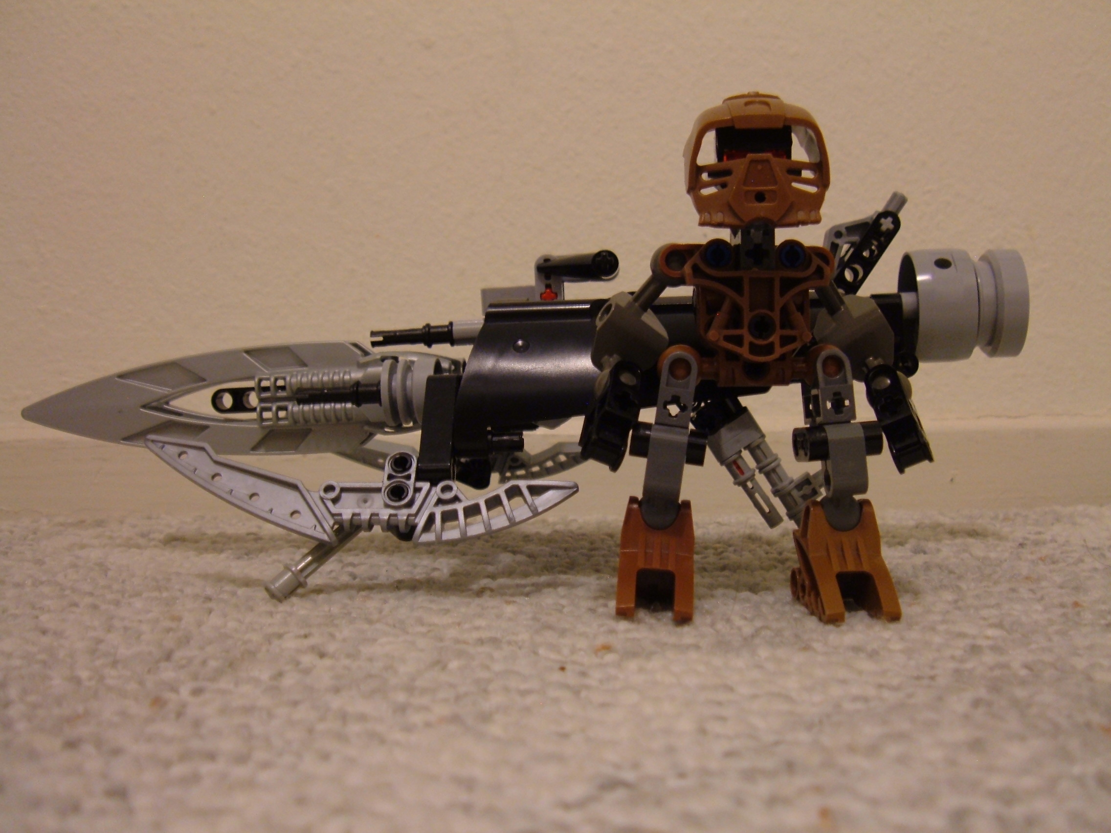 brown_matoran_with_weapons_021.jpg