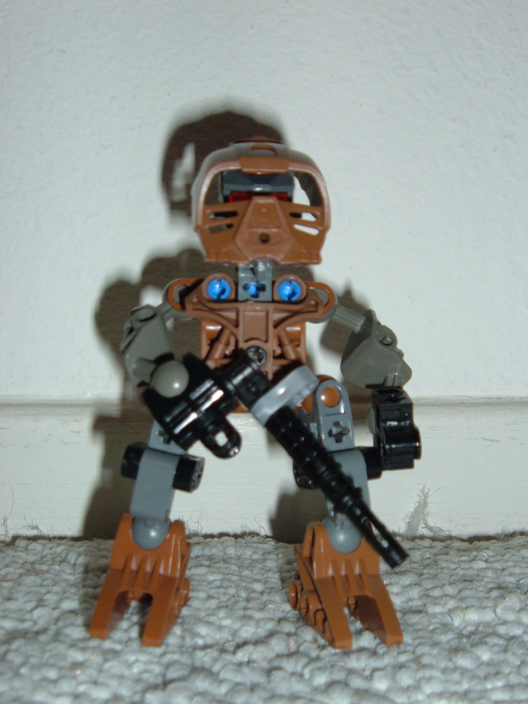 brown_matoran_with_weapons_022.jpg