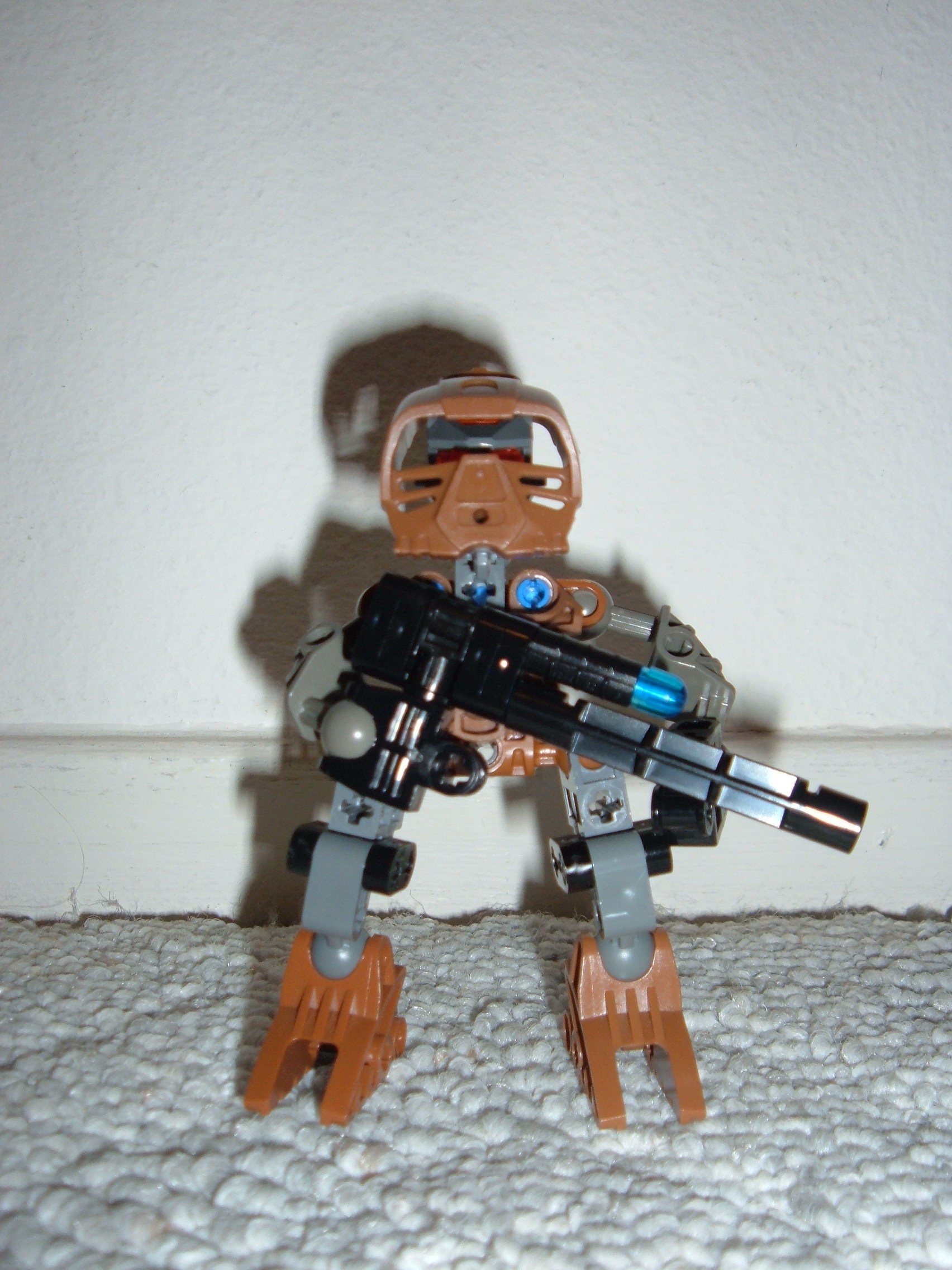 brown_matoran_with_weapons_026.jpg