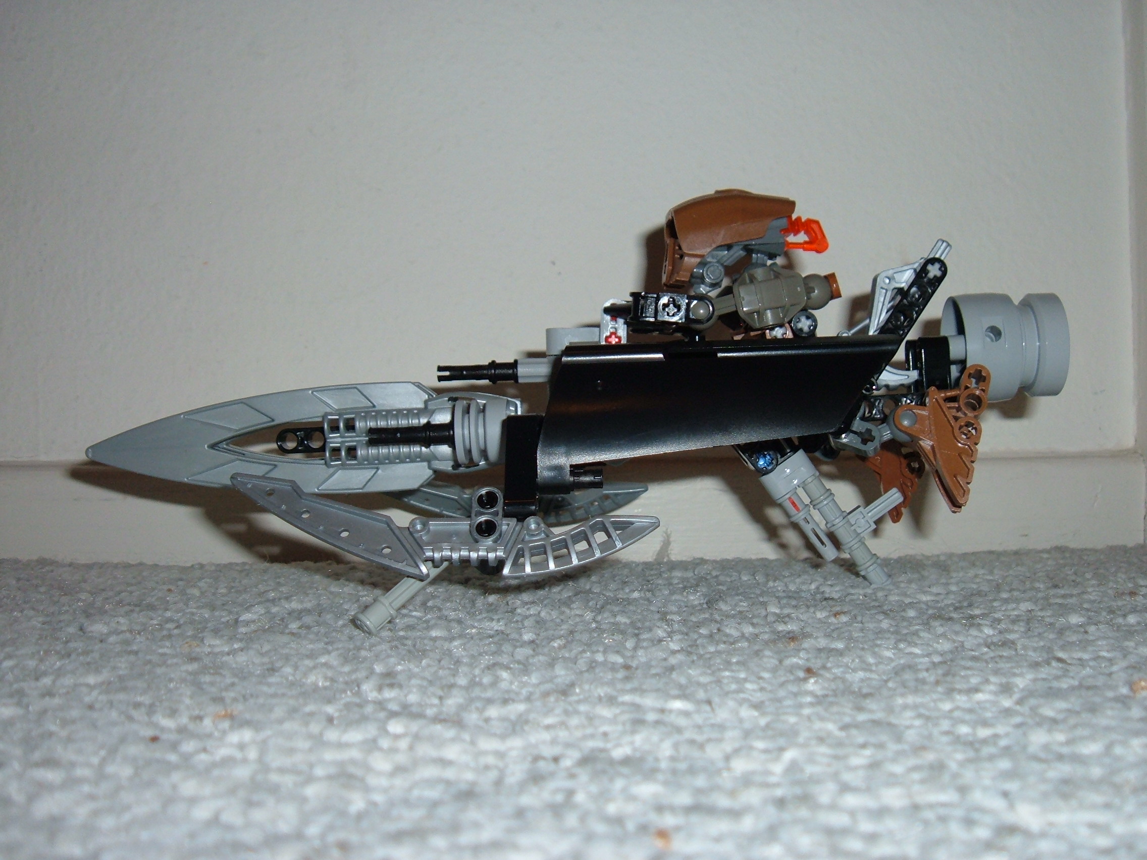 brown_matoran_with_weapons_030.jpg
