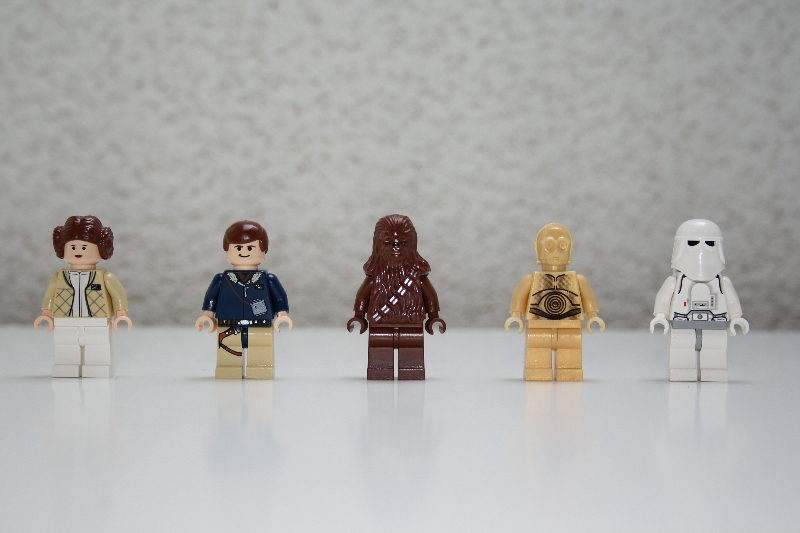 4504_07_minifigures.jpg