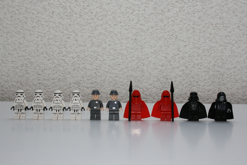 7264_05_minifigures.jpg