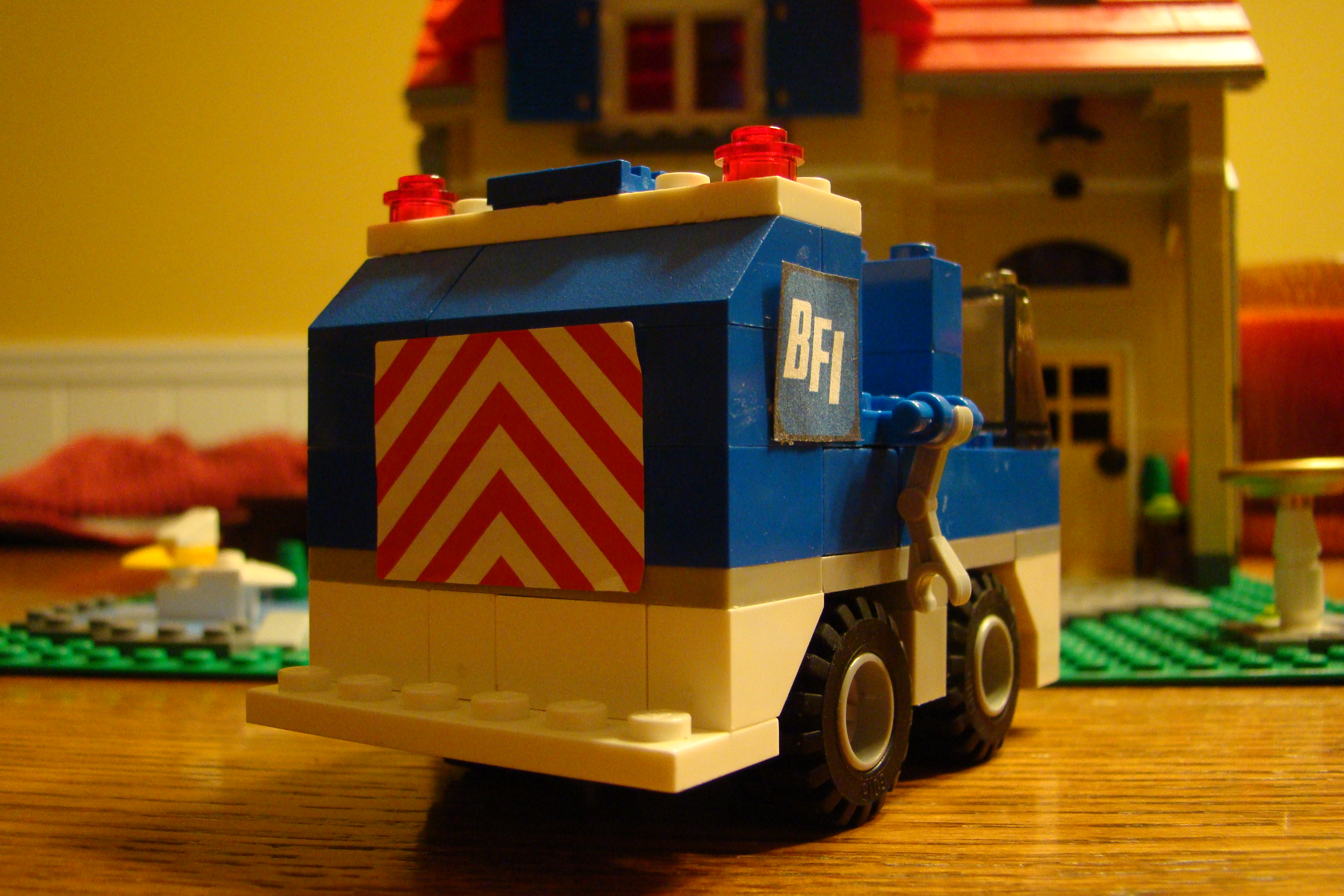 small_lego_bfi_garbage_truck_002.jpg