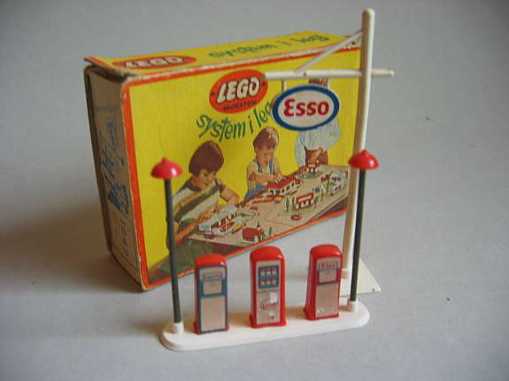 1247_-_esso_pack_with_blue_oval_sign_-_denmark.jpg