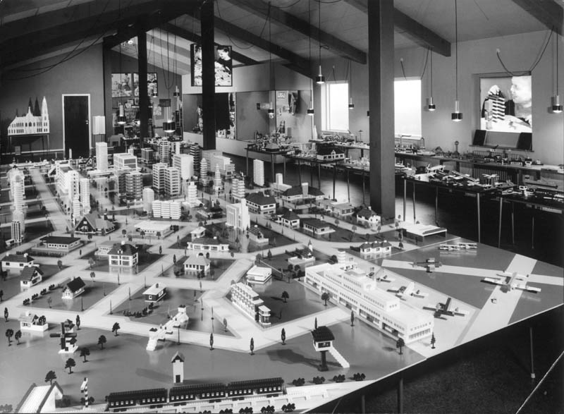 1961_toy_fair_display.jpg