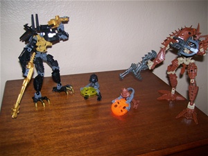 piraka_and_mini_piraka.jpg