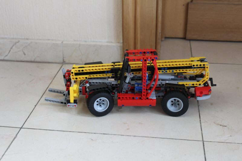 one-set-moc-8258-telehandler018.jpg