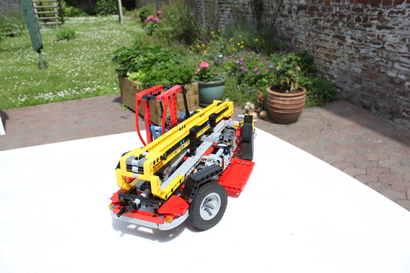 one-set-moc-8258-telehandler031.jpg