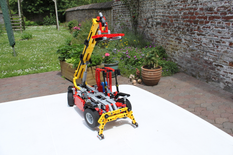 one-set-moc-8258-telehandler034.jpg