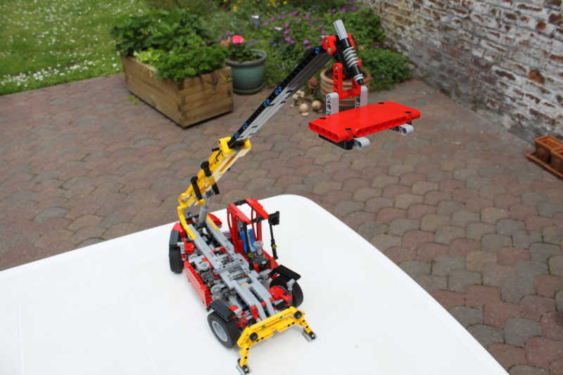 one-set-moc-8258-telehandler037.jpg