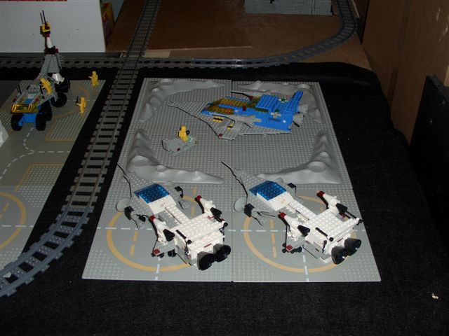 landing_platforms_with_classic_space_ships.jpg