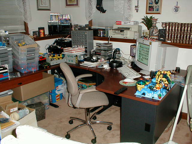 newdesk1.jpg