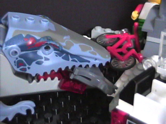 lego_the_warrior_croc_attack_04.jpg