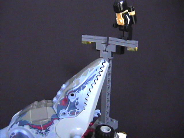 lego_the_warrior_croc_attack_08.jpg