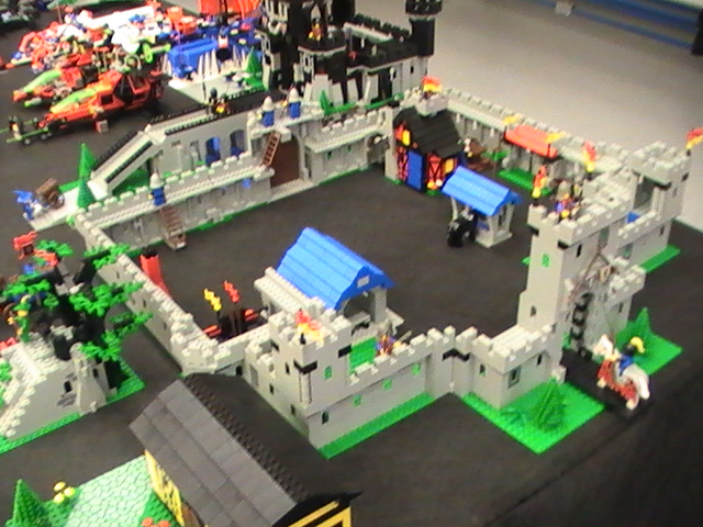 04_castle_table_4.jpg