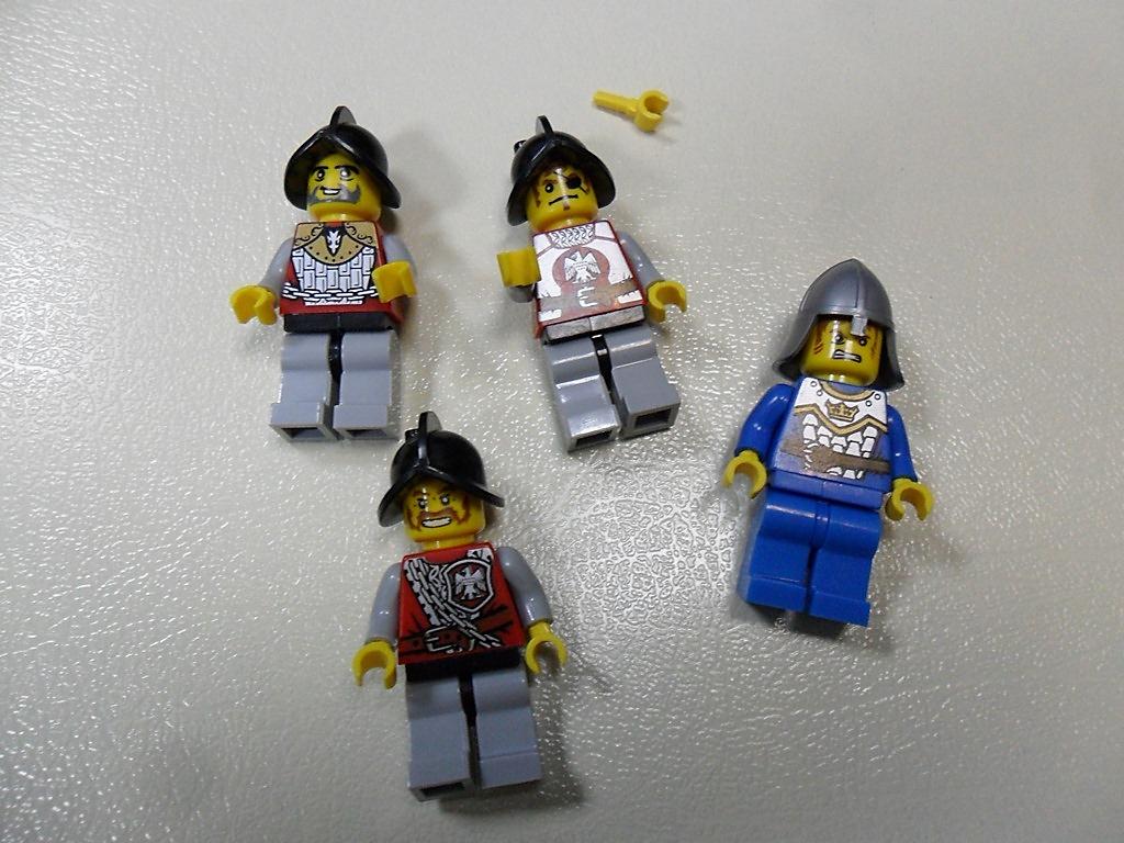 03_minifigs_and_extra_hand.jpg