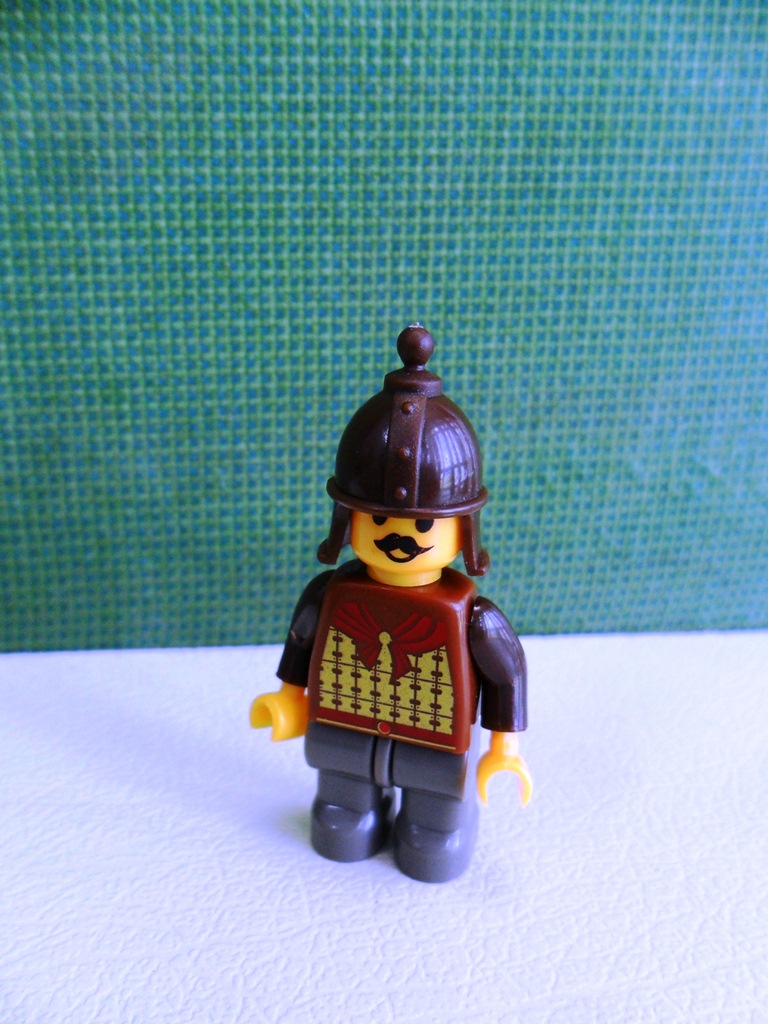 05_minifig_with_nice_korean_helmet.jpg