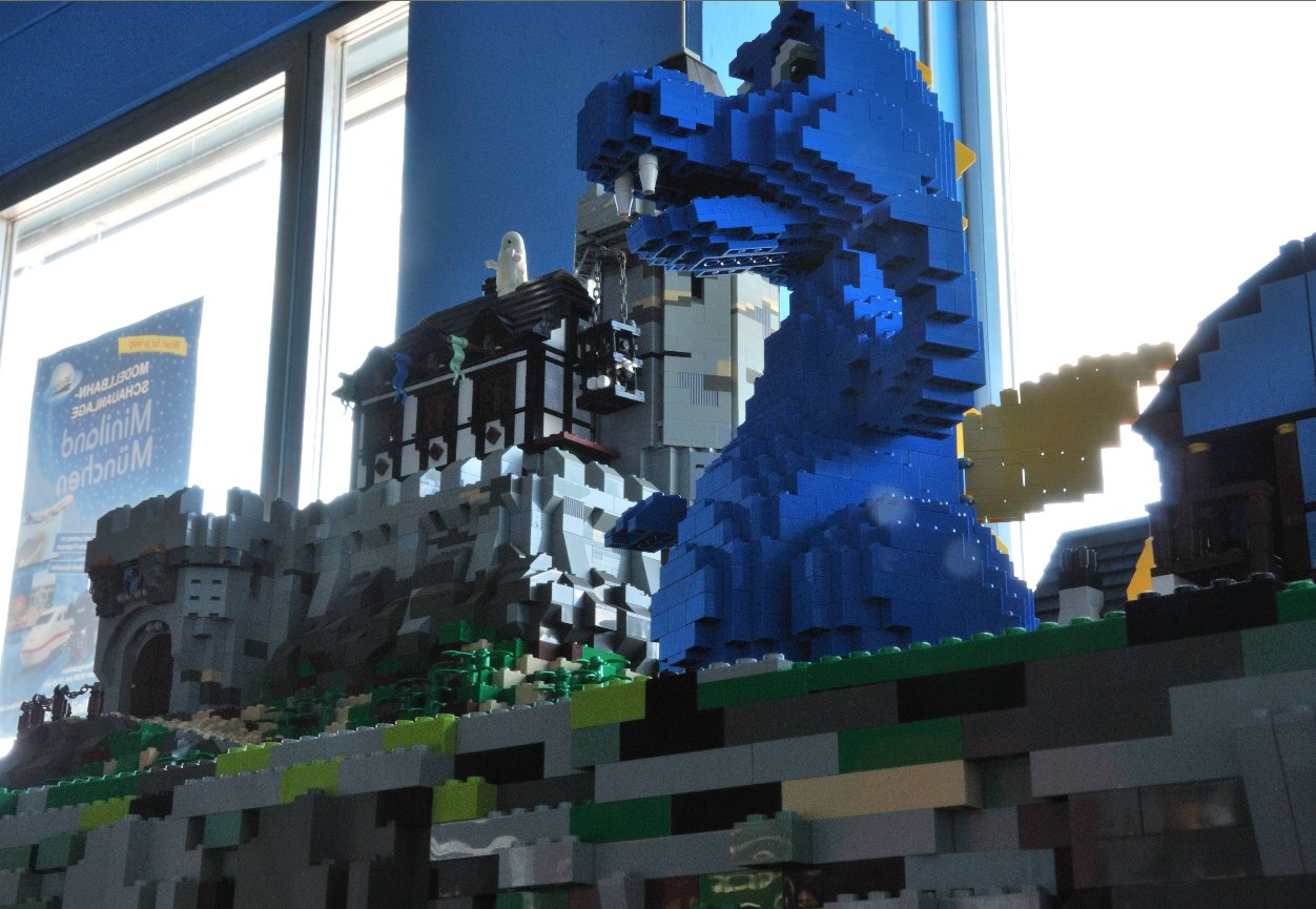miniland_987_dragon_watching_the_castle.jpg