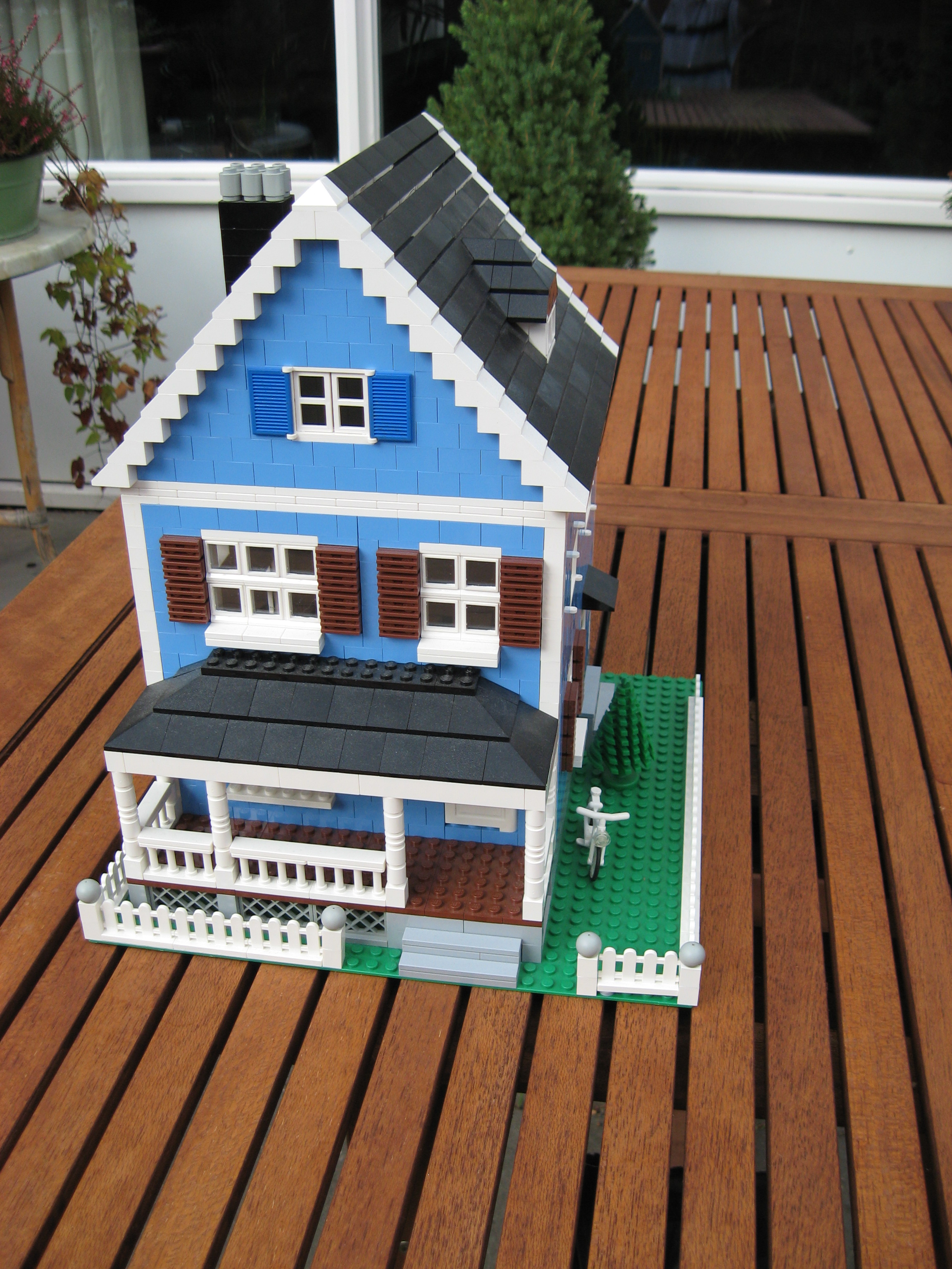 mediumbluehouse0.jpg