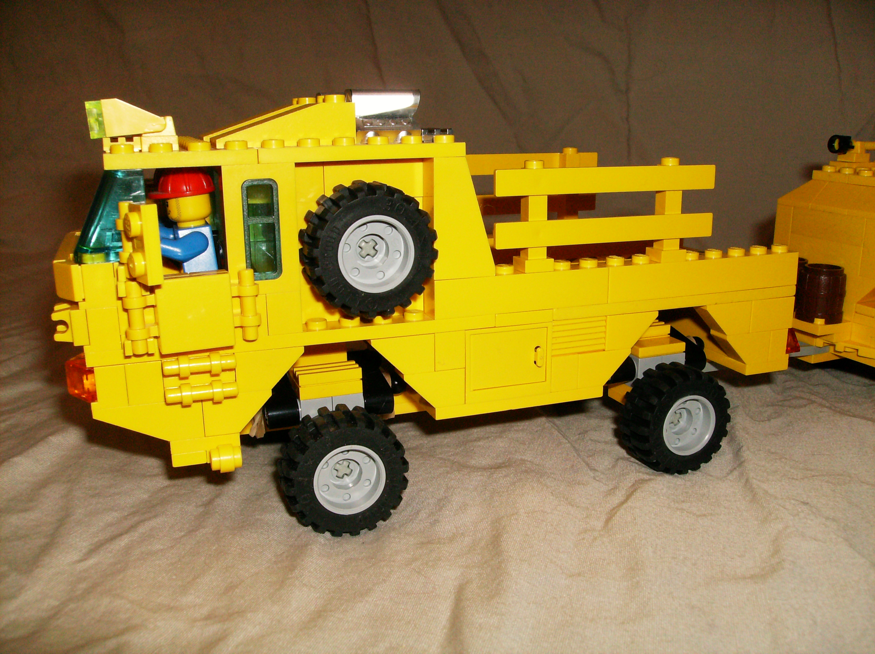 brickliner_civilian_logistics_vehicle_2.jpg