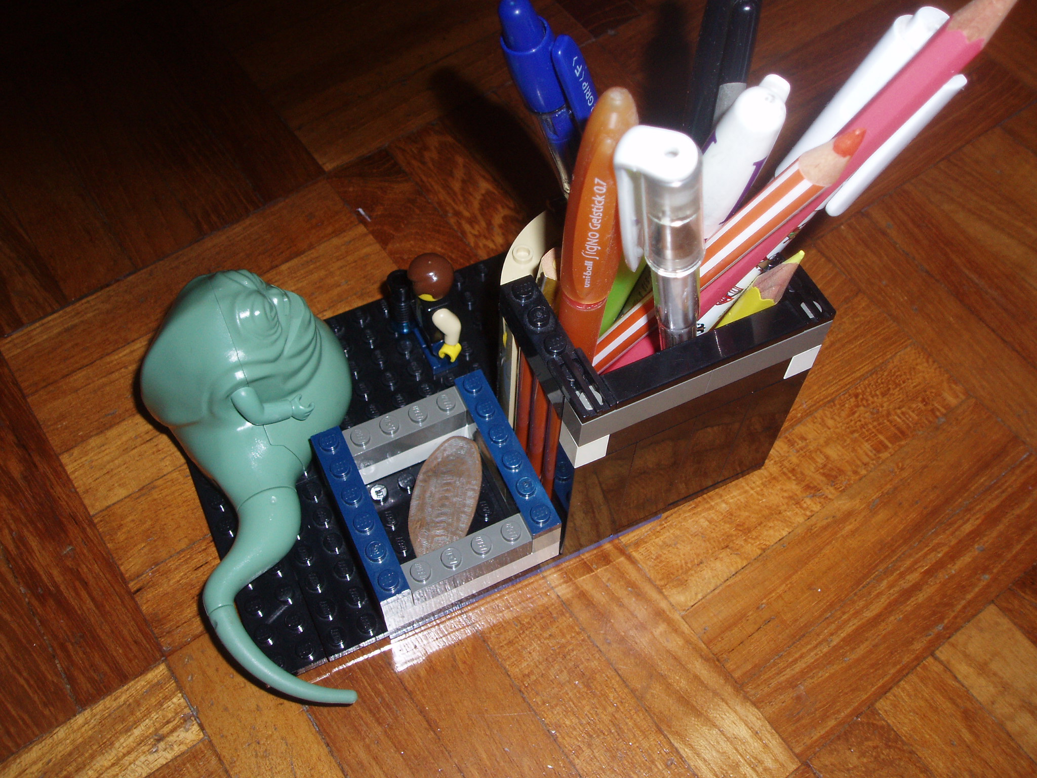 lego_pencil_holder_top_view.jpg