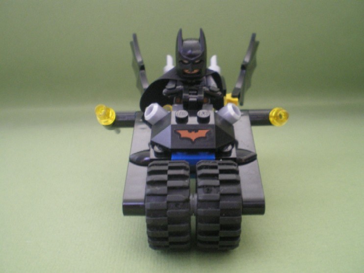 harley_quinn_hammer_truck-batcycle_straight_at_ya.jpg