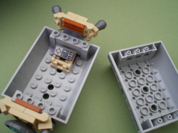 millennium_falcon_escape_pod_interior.jpg